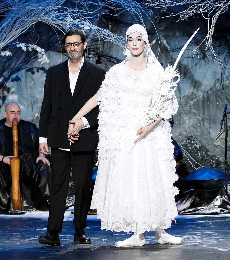 Illustration for article titled Batshit Dramatic Wedding Gowns From Paris Haute Couture Week